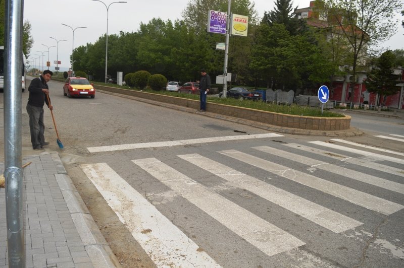 (фото) Локална самоуправа Кавадарци / Нова хоризонтрална сигнализација и бекатон коцки